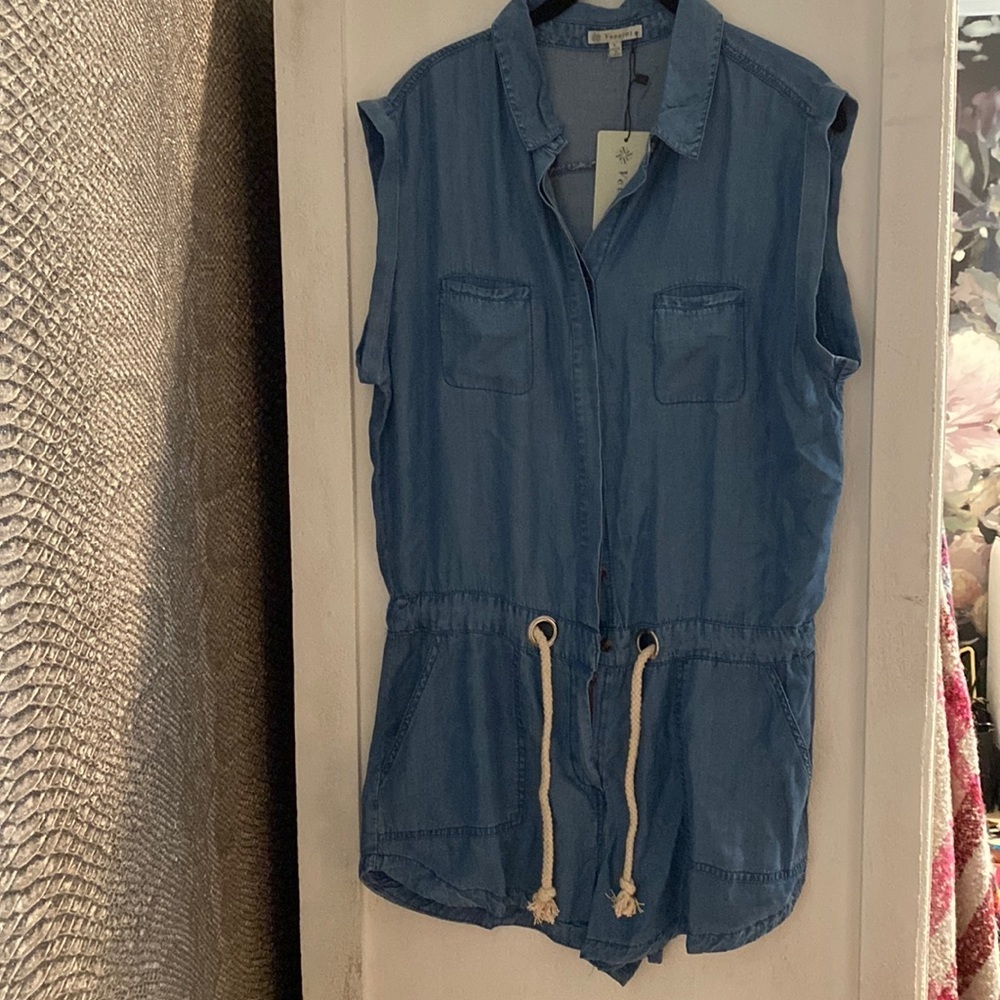 Veveret denim romper. NWT. SIZE L